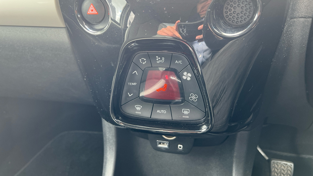 Toyota Aygo 1L X White #19