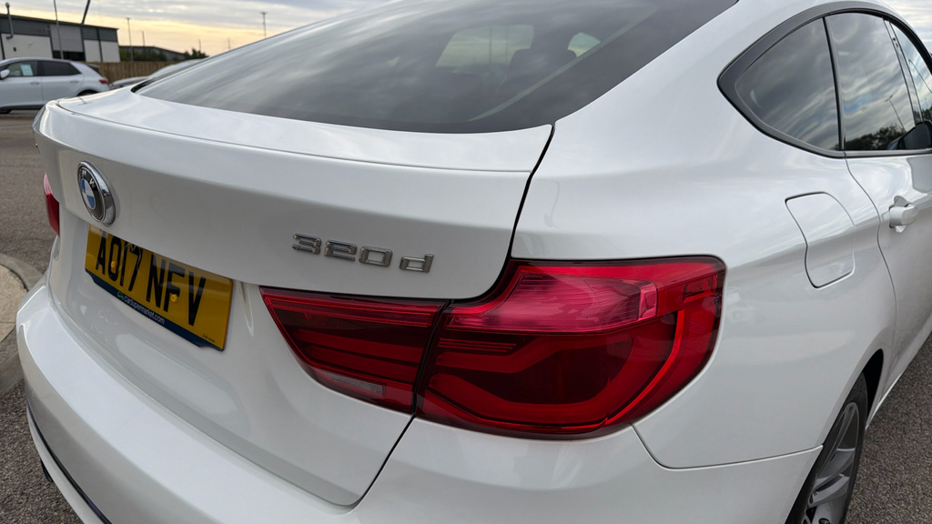 BMW 3 Series 330E M Sport White #12