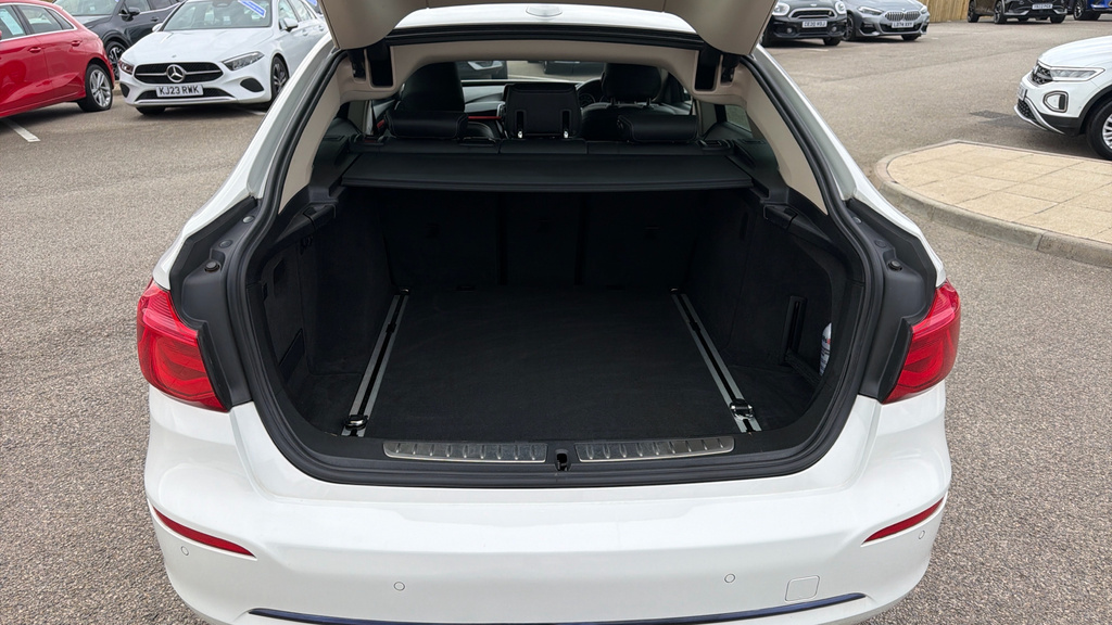 BMW 3 Series 330E M Sport White #33