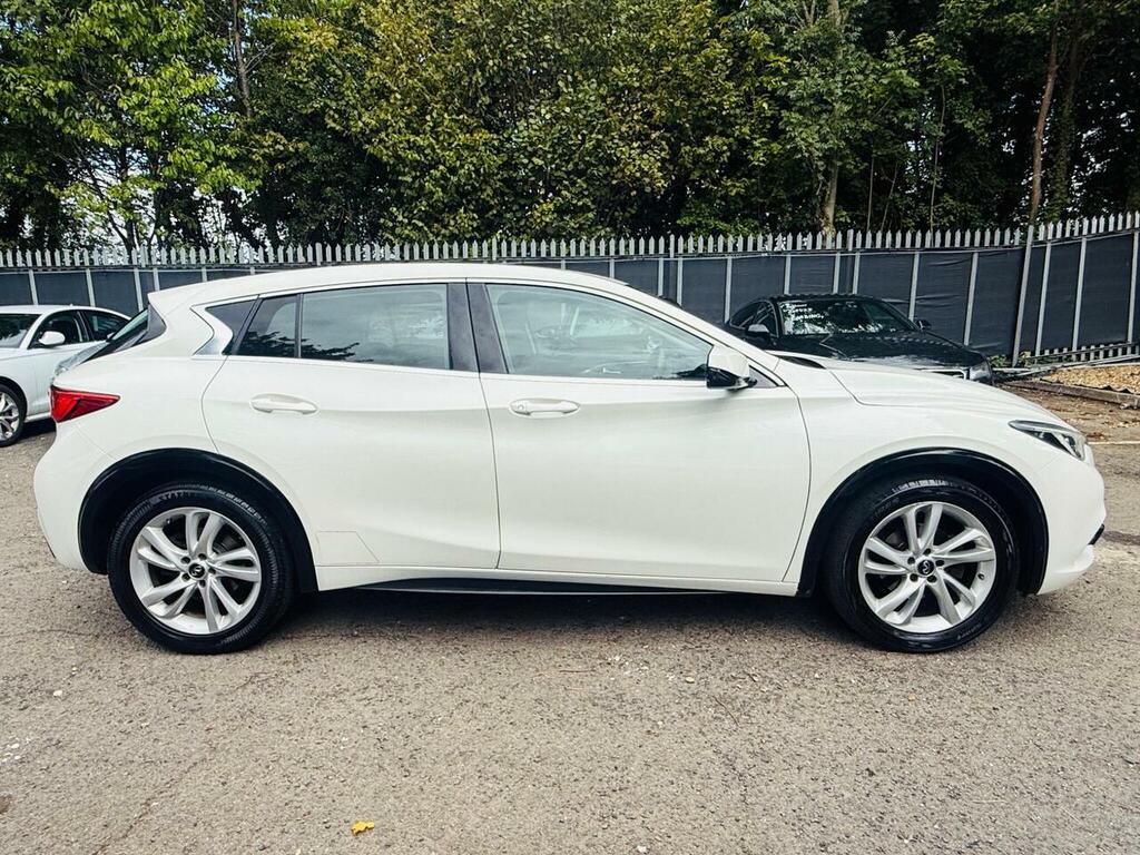 Infiniti Q30 1.6T Se Hatchback Euro 6 Ss White #5
