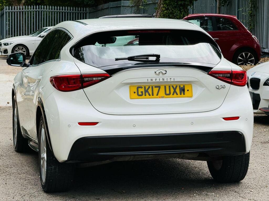 Infiniti Q30 1.6T Se Hatchback Euro 6 Ss White #4