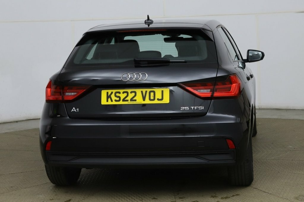 Audi A1 1L Technik Black #6