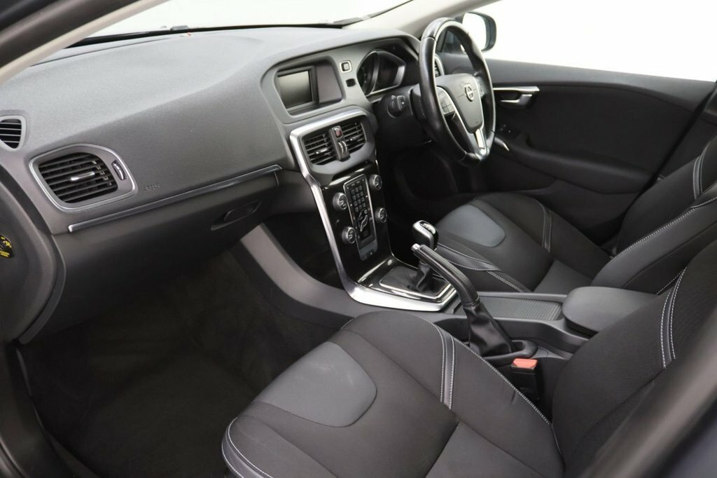Volvo V40 D2 120 R Design Pro Red #18