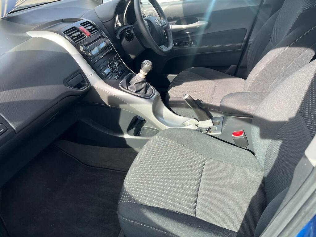 Toyota Auris Auris White #14