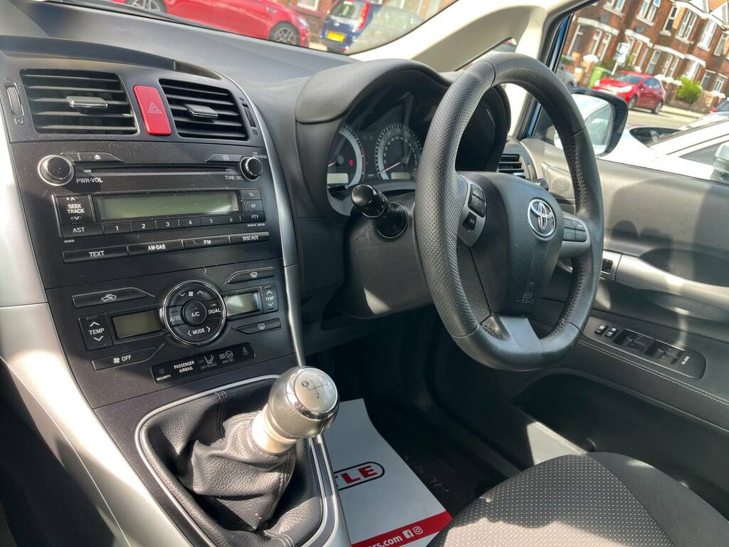Toyota Auris Auris White #15