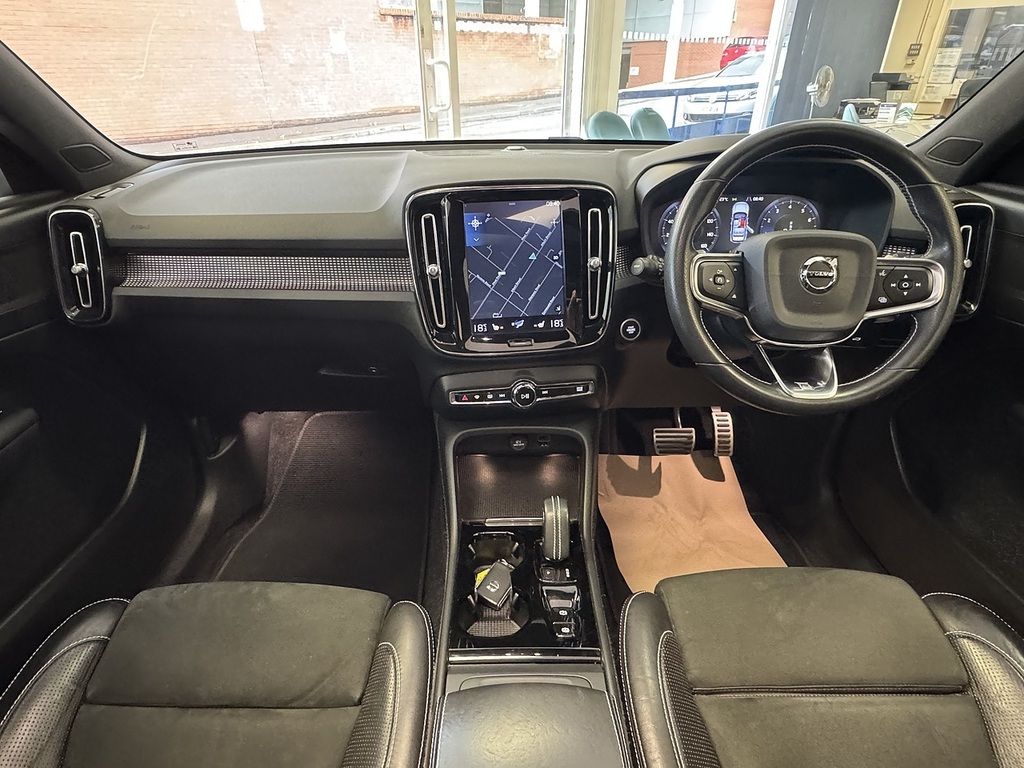 Volvo XC40 T3 R-design U6495 Ulez Red #2