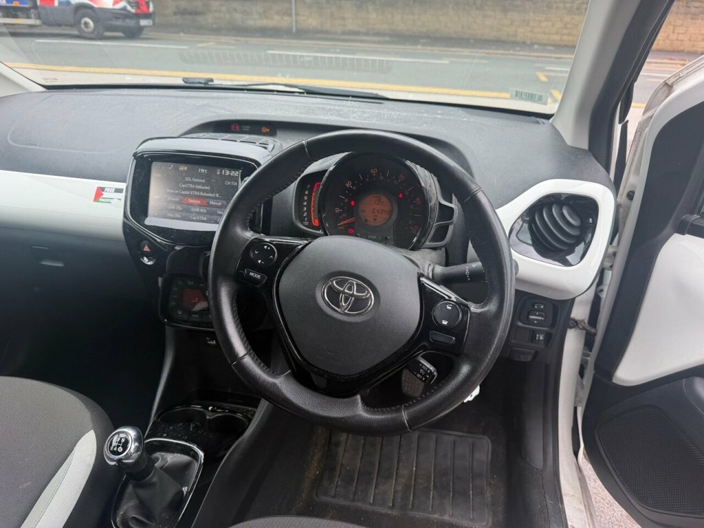 Toyota Aygo 1L X-press White #4