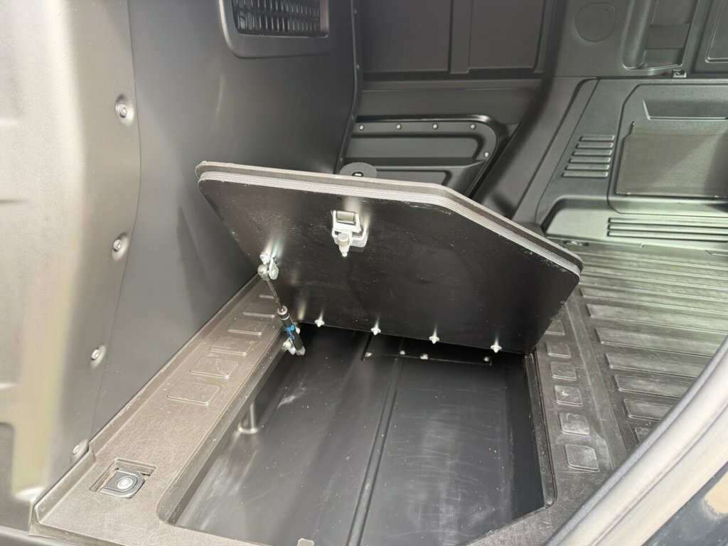 Land Rover Defender 110 X-dynamic S Black #16