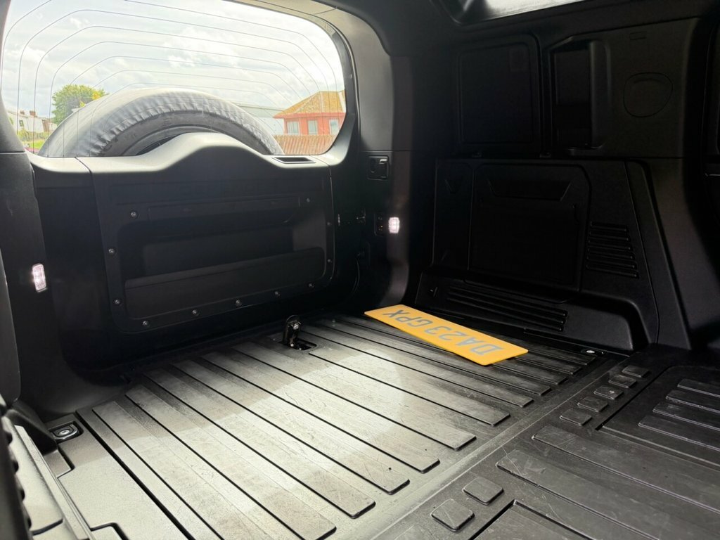 Land Rover Defender 110 X-dynamic S Black #14