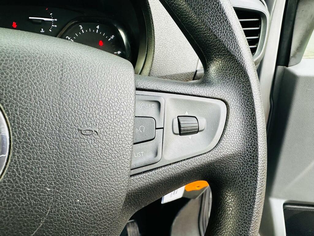 Vauxhall Vivaro Mpv White #29