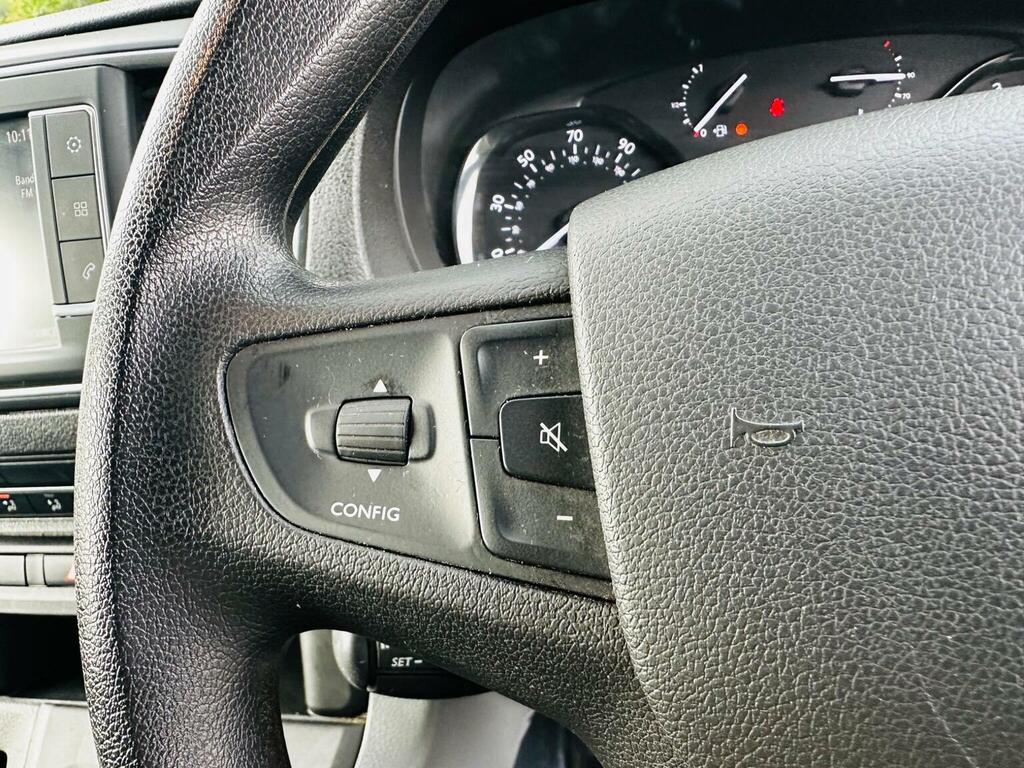Vauxhall Vivaro Mpv White #30
