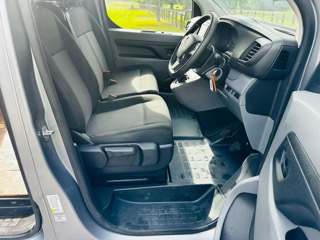 Vauxhall Vivaro Mpv White #19