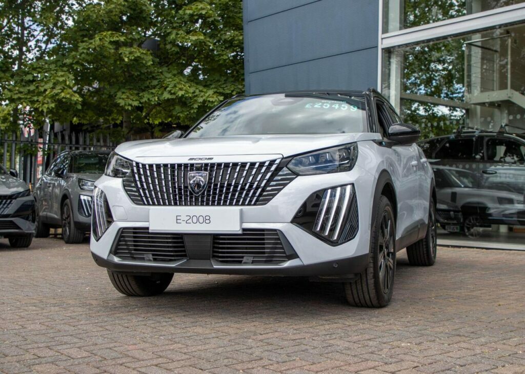 Peugeot e-2008 Suv White #2