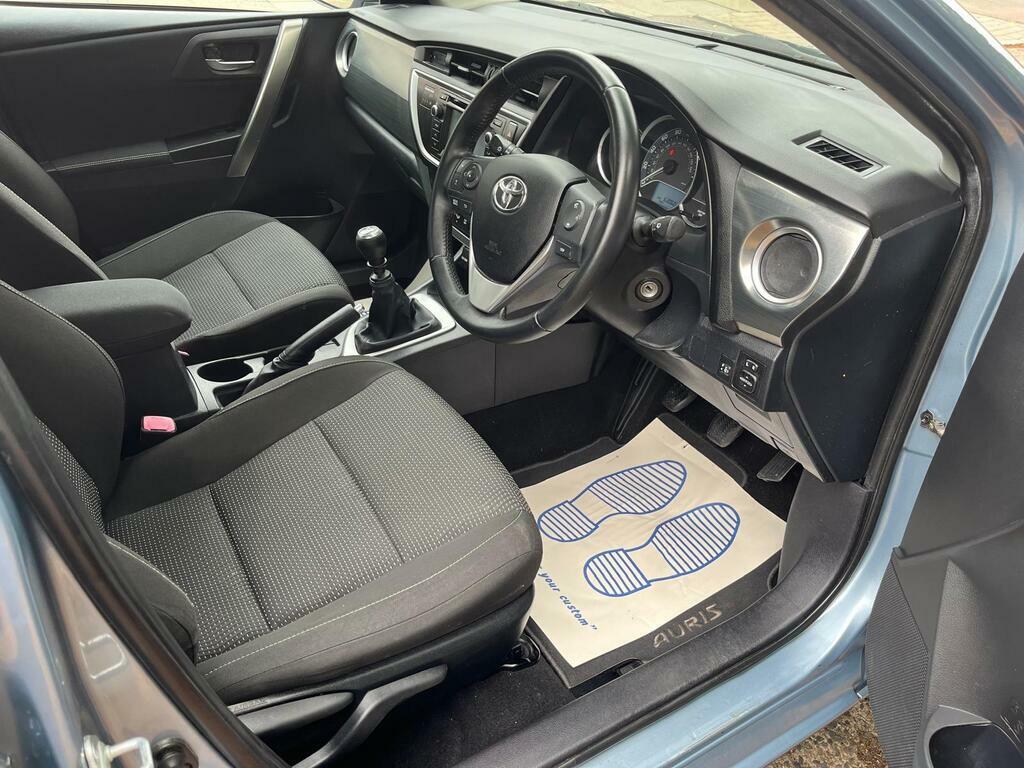 Toyota Auris Excel White #8