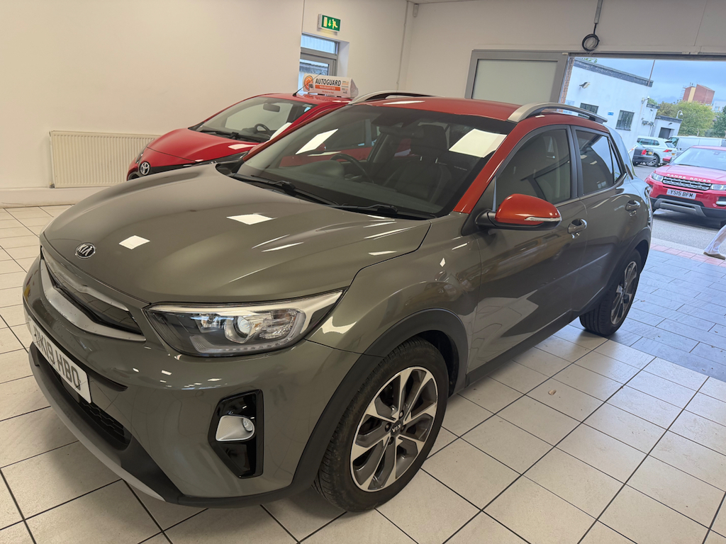 Kia Stonic 1.6 Crdi First Edition Suv Black #2
