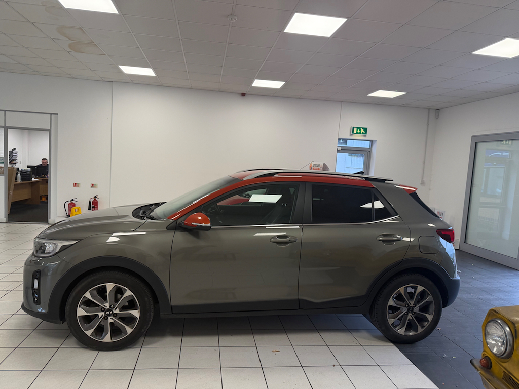 Kia Stonic 1.6 Crdi First Edition Suv Black #3