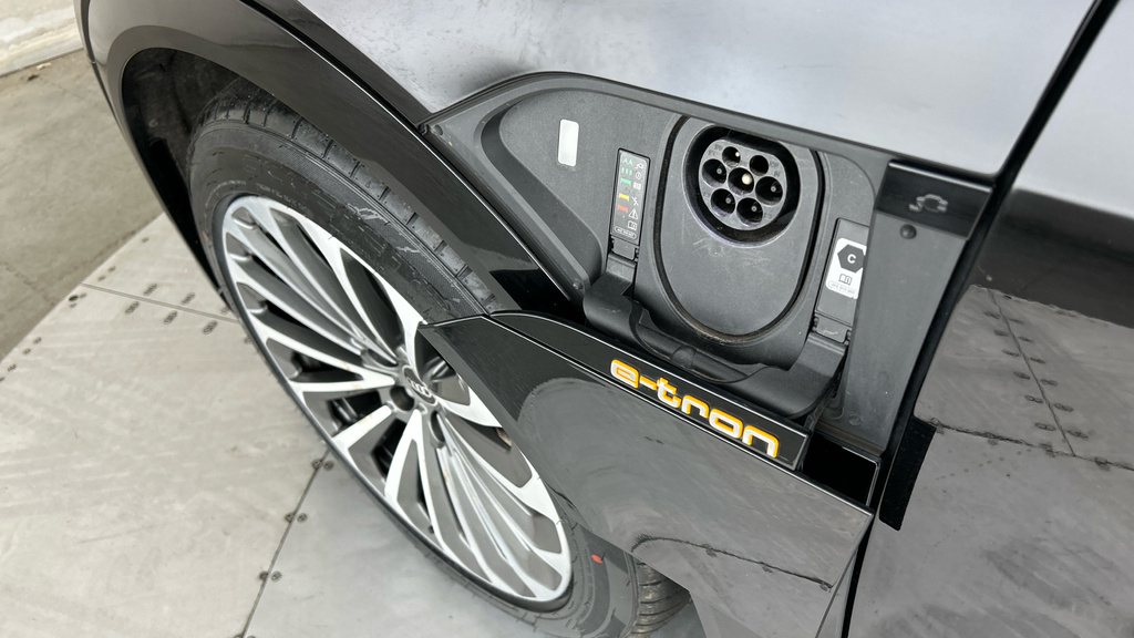 Audi E-Tron S S Line Black #28