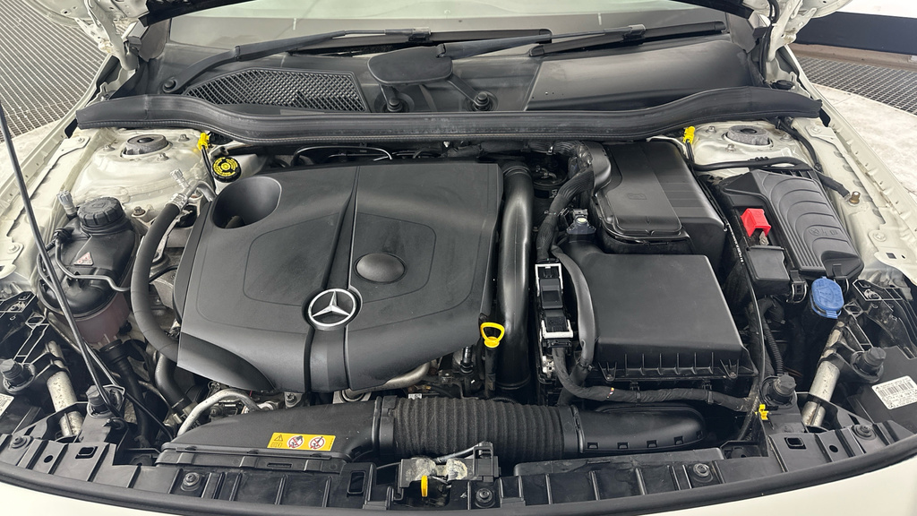 Mercedes-Benz GLA Class Automatic Red #23
