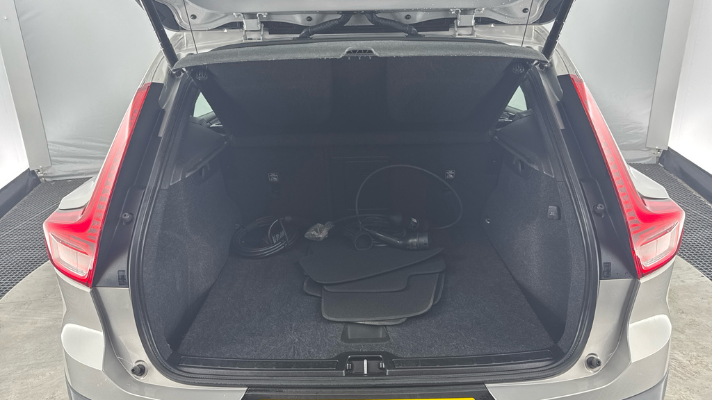 Volvo XC40 Plus Red #15