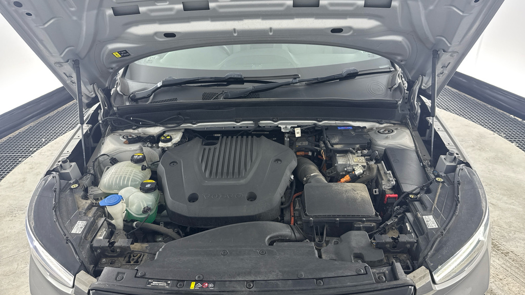 Volvo XC40 Plus Red #16