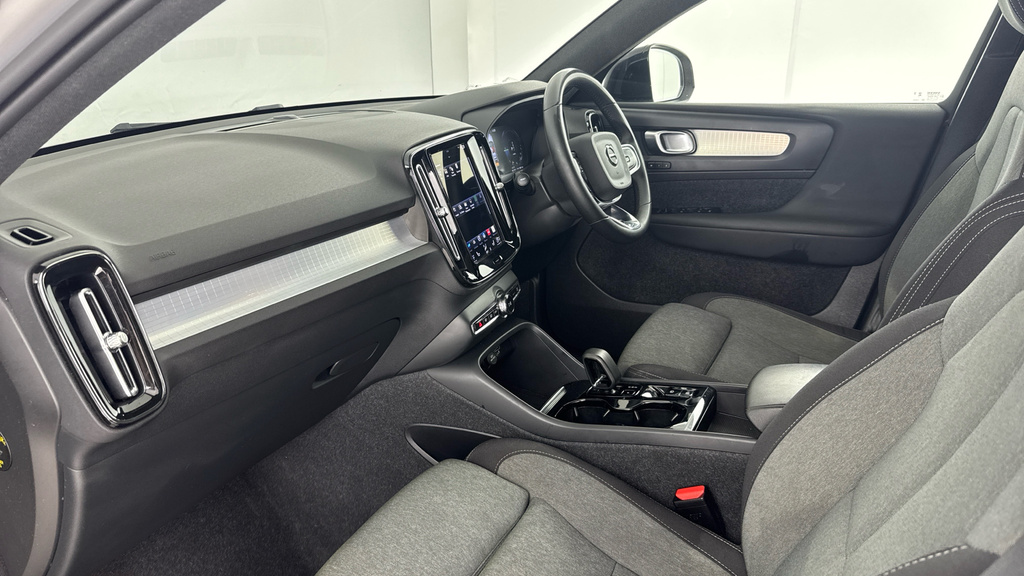Volvo XC40 Plus Red #10