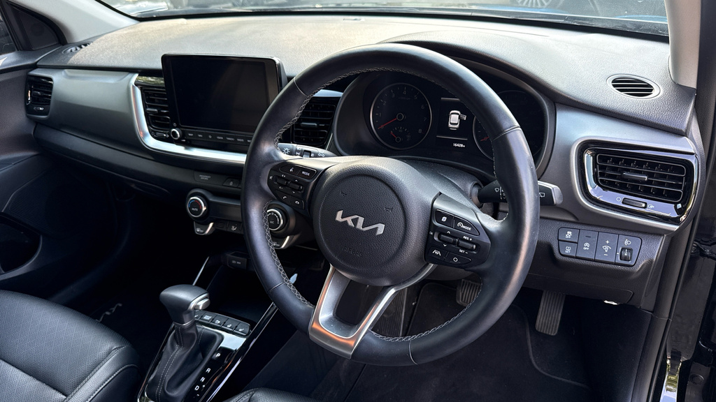 Kia Stonic 3 White #11