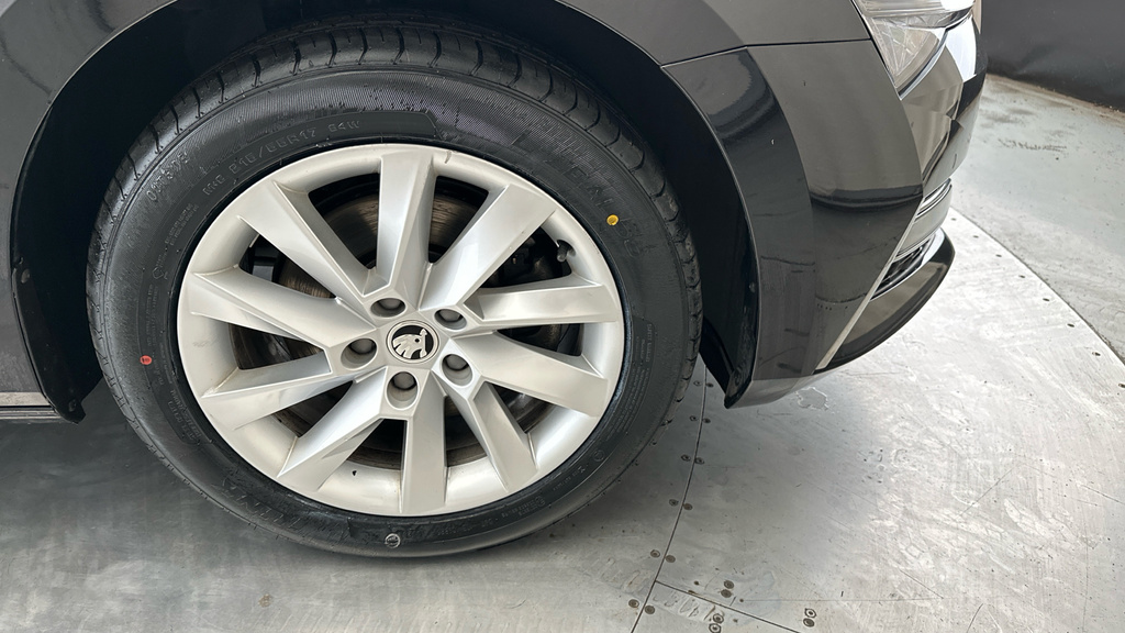 Skoda Superb Hatchback  #25