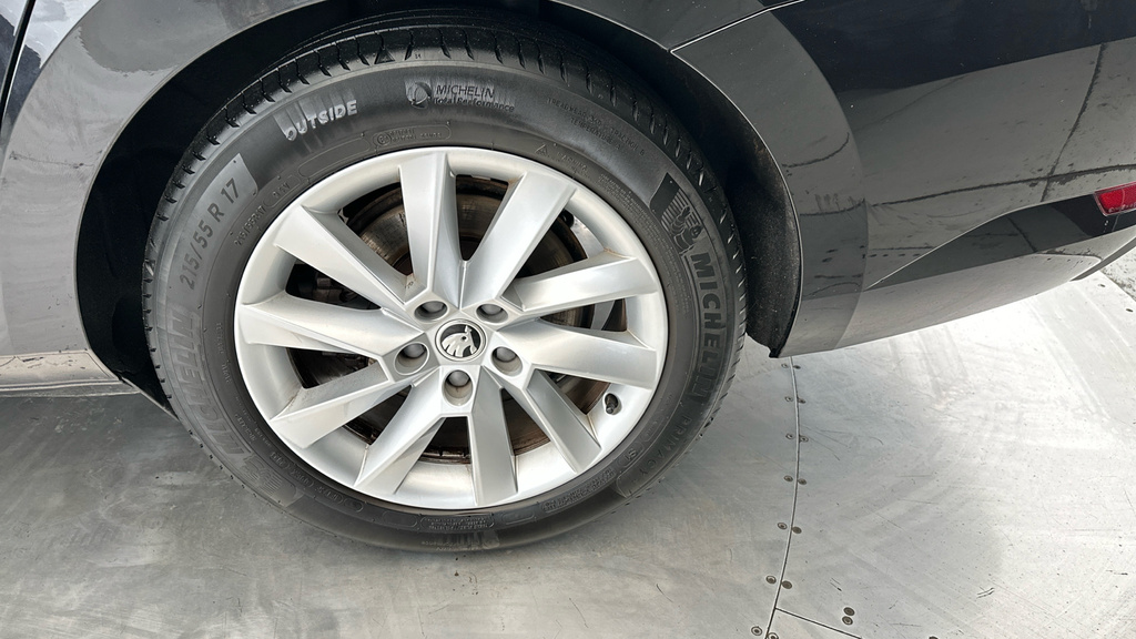 Skoda Superb Hatchback  #23