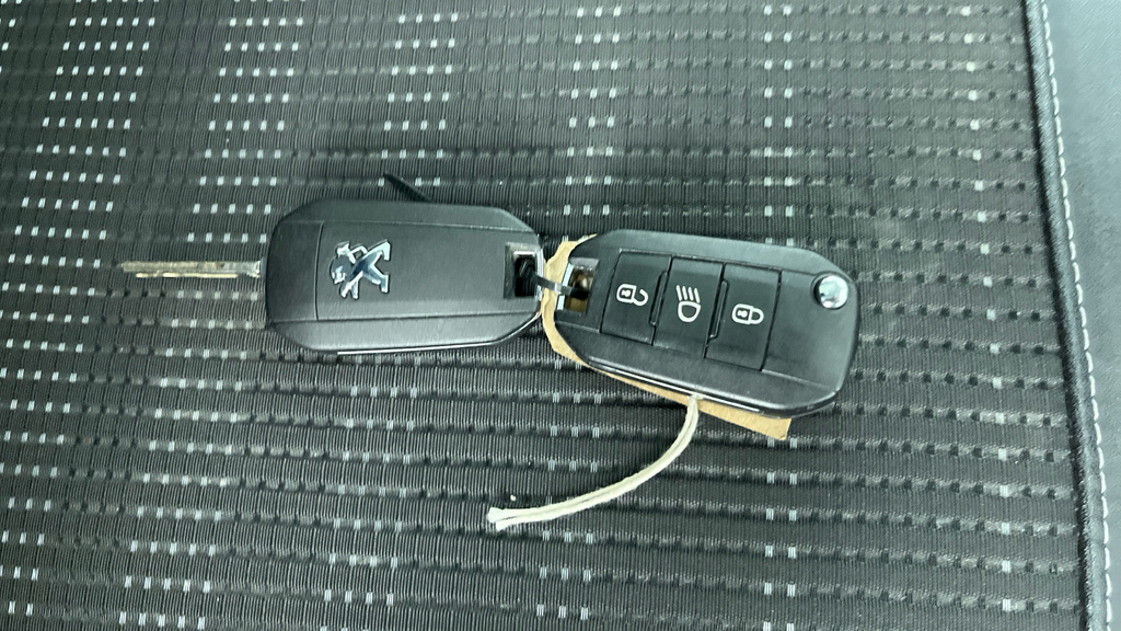 Peugeot 2008 1.2 Puretech Active Grey #31