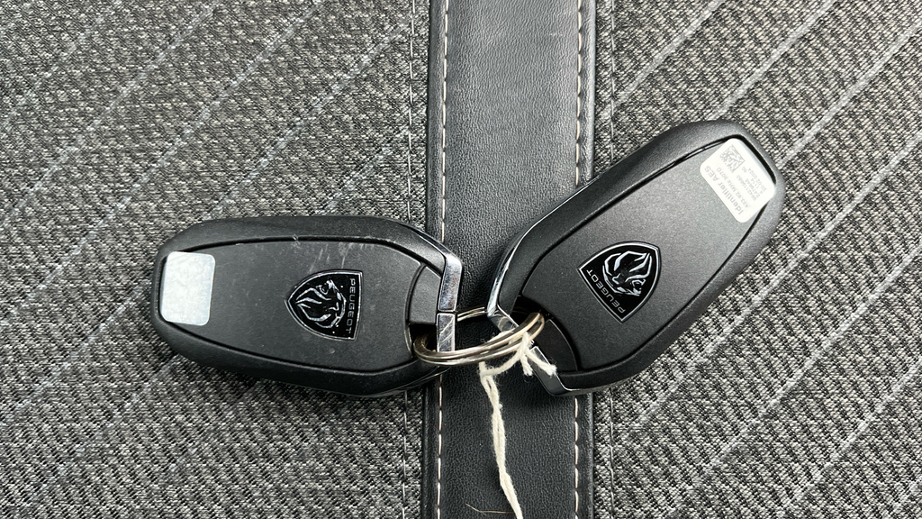 Peugeot e-2008 Gt Black #13