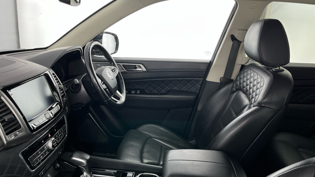 SsangYong Rexton Ultimate White #31