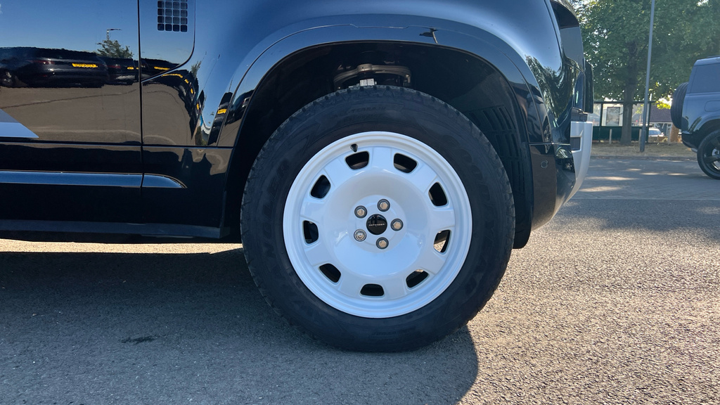 Land Rover Defender Octa  #30
