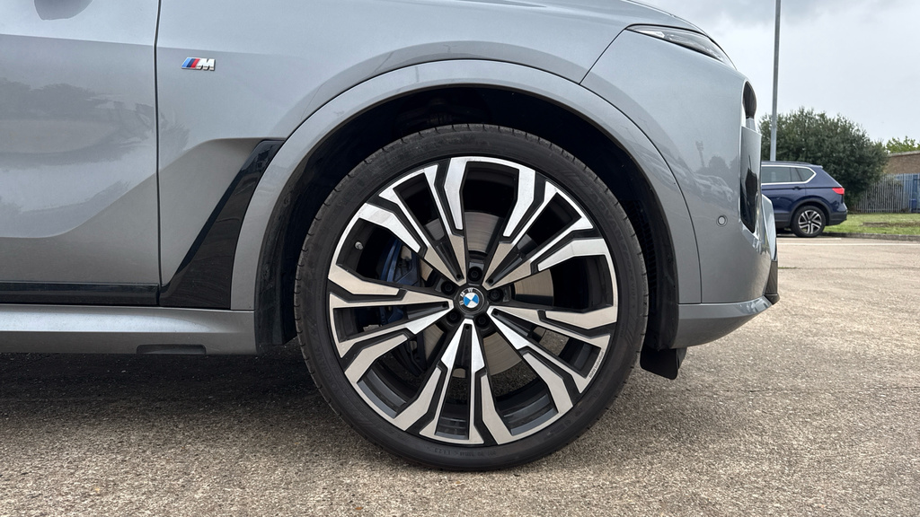 BMW X7 3L Excellence White #24