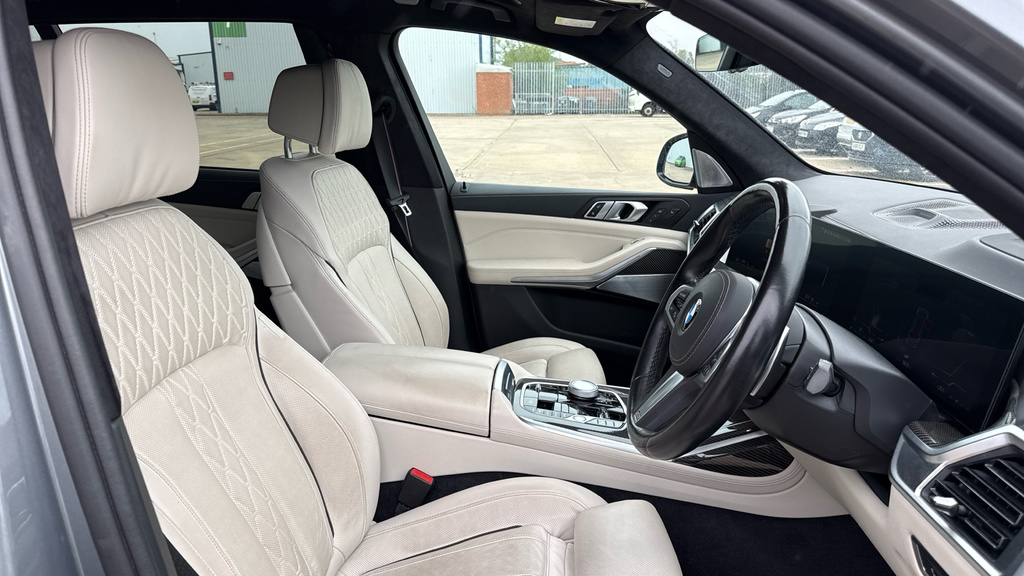 BMW X7 3L Excellence White #21
