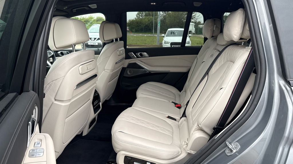 BMW X7 3L Excellence White #22