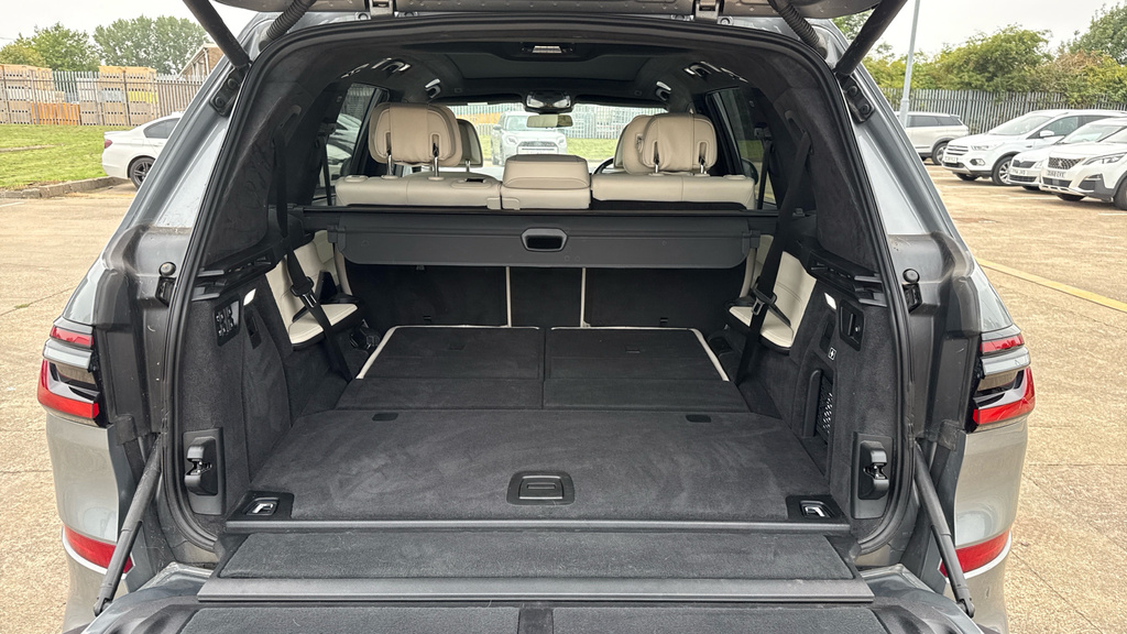 BMW X7 3L Excellence White #23