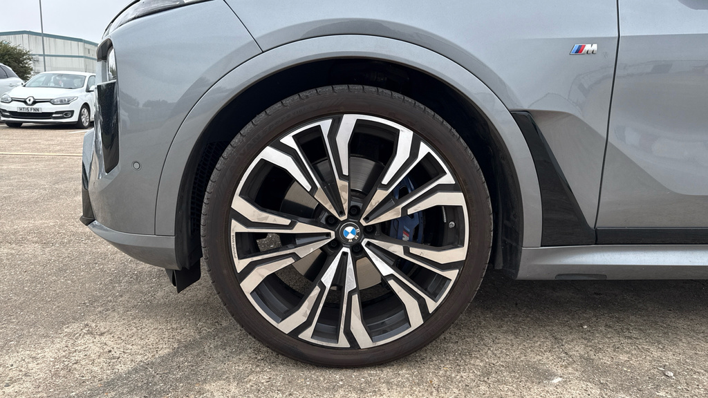 BMW X7 3L Excellence White #29