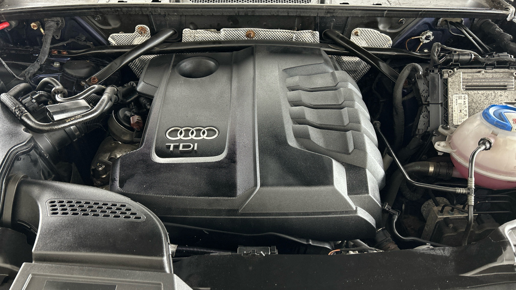 Audi Q5 Sport Black #21