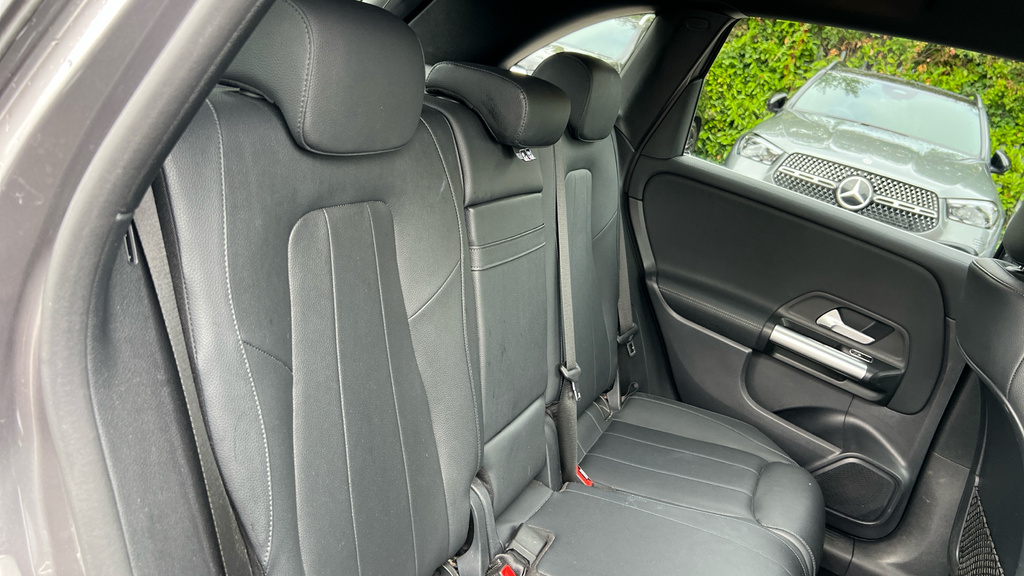 Mercedes-Benz B Class Hatchback White #30