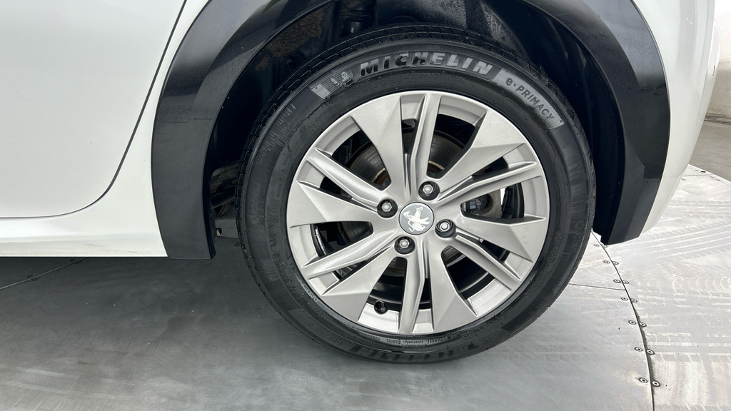 Peugeot e-208 Hatchback Black #25