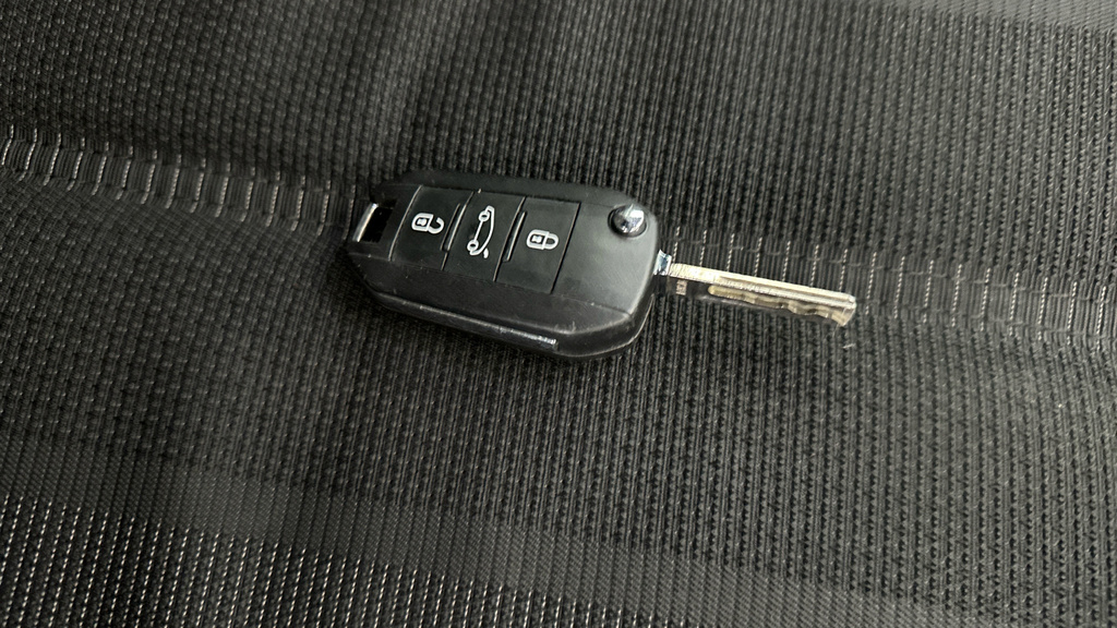 Vauxhall Mokka Sri White #28