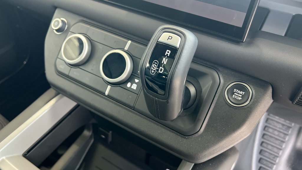 Land Rover Defender Mpv 2026 White #24