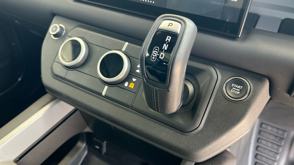 Land Rover Defender Mpv 2026 White #44