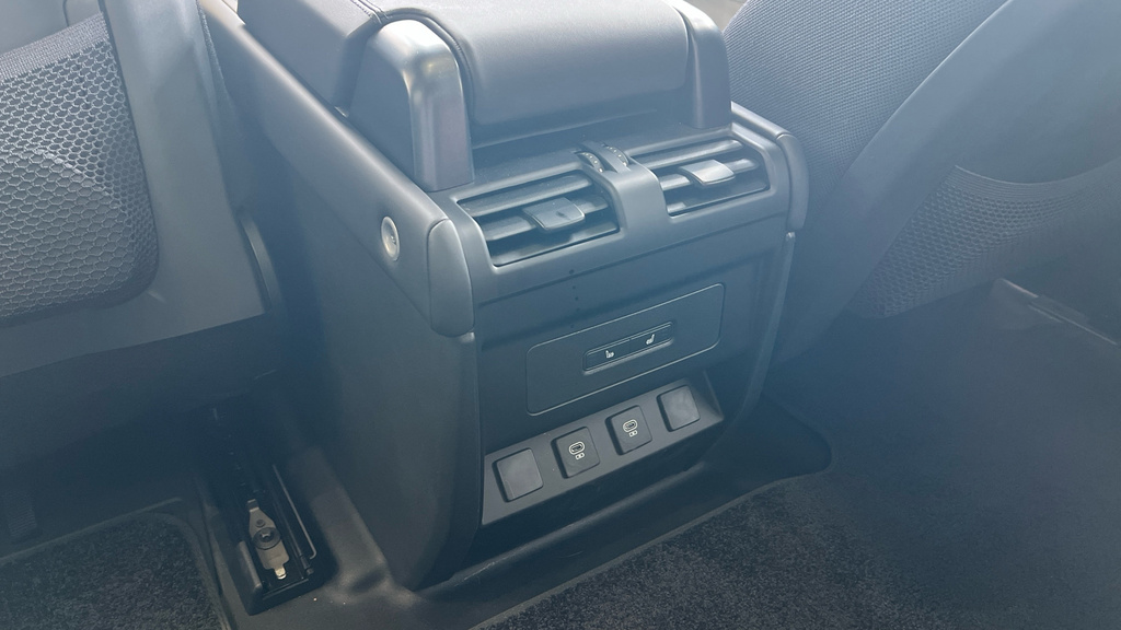 Land Rover Defender Mpv 2026 White #47