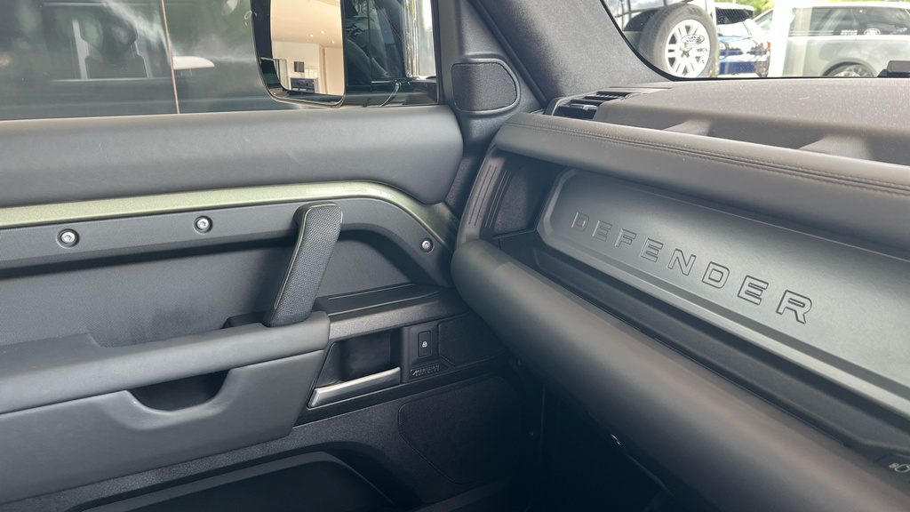 Land Rover Defender Mpv 2026 White #34