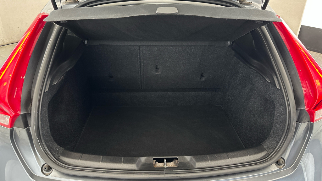 Volvo V40 V40 R-design D2 White #19