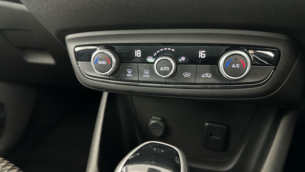 Vauxhall Crossland X Hatchback White #12