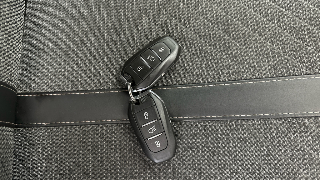 Peugeot e-2008 Gt Grey #27