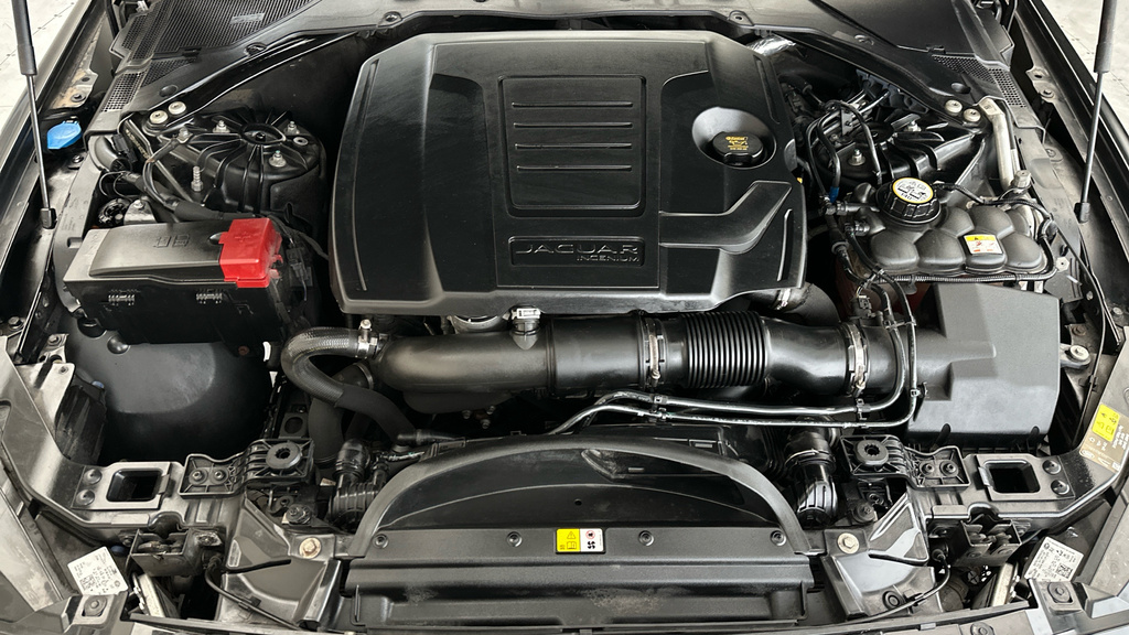 Jaguar XE R-sport Silver #22