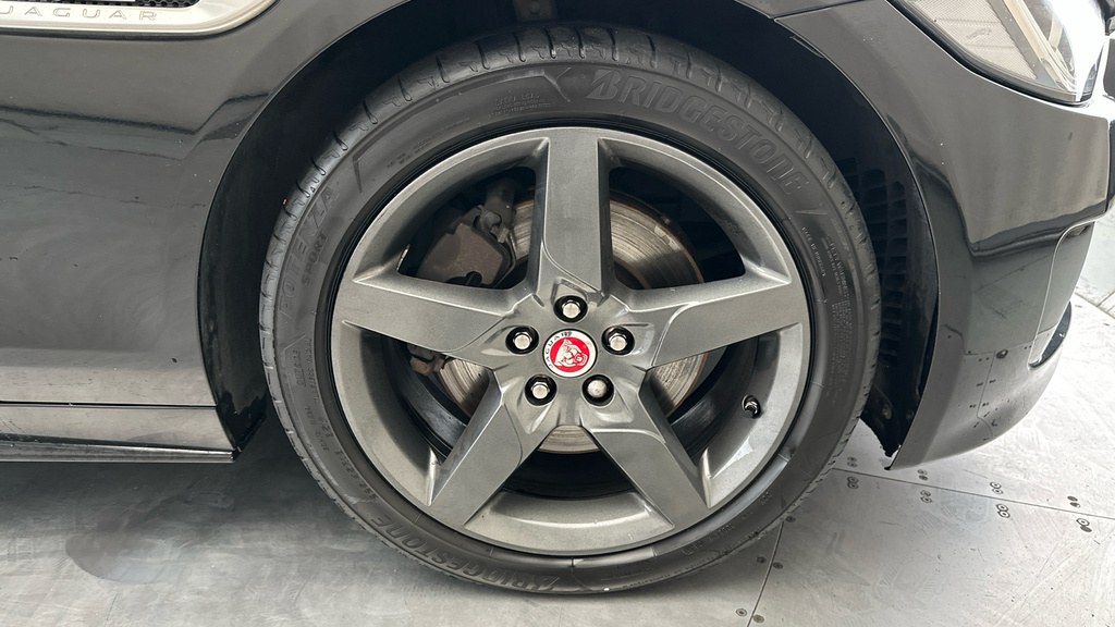 Jaguar XE R-sport Silver #26